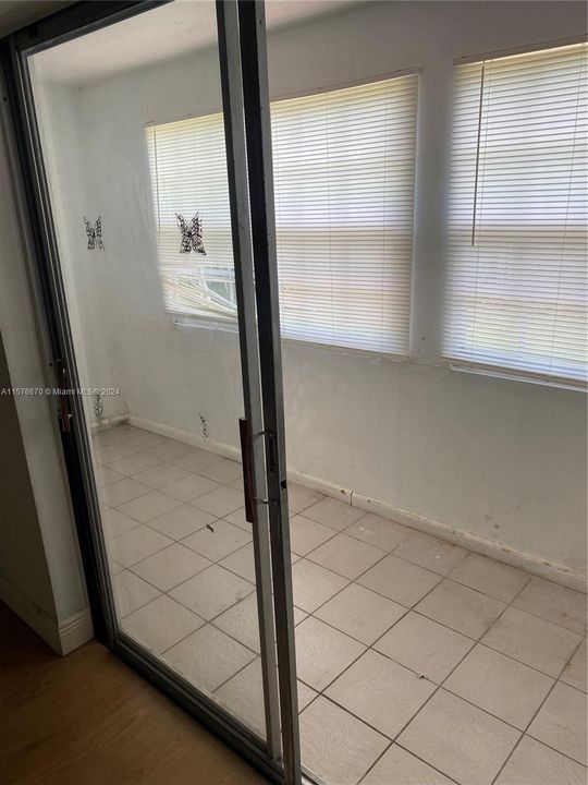 For Rent: $1,400 (1 beds, 1 baths, 691 Square Feet)
