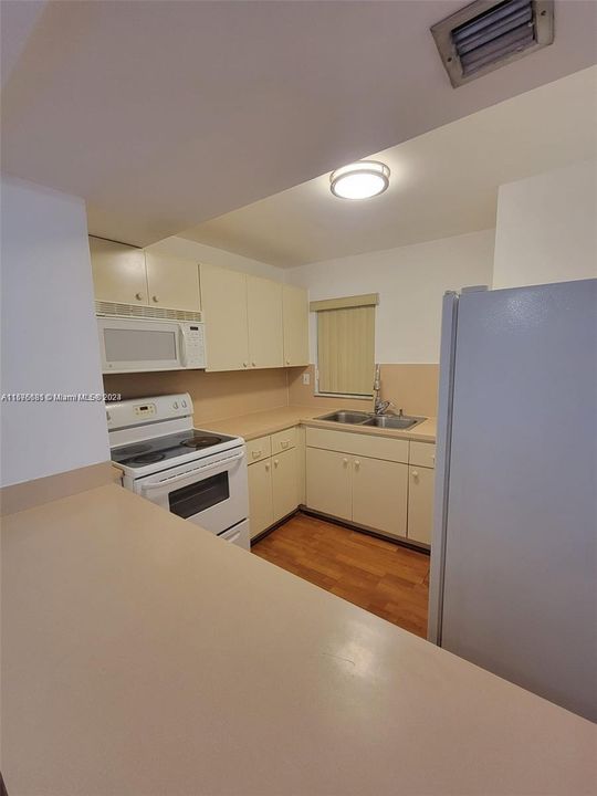 For Sale: $293,000 (2 beds, 2 baths, 1036 Square Feet)