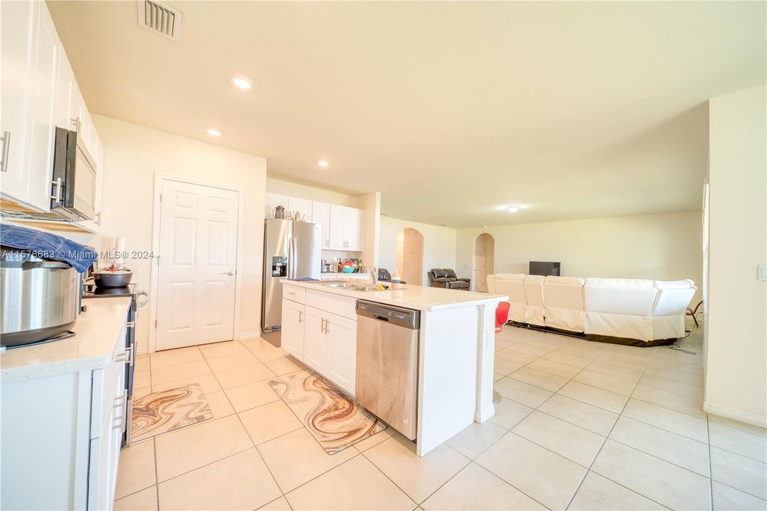 For Sale: $389,999 (4 beds, 2 baths, 2319 Square Feet)