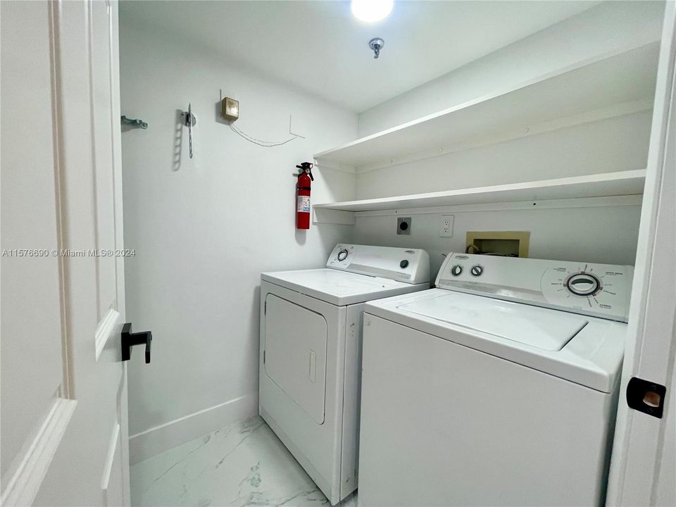 For Sale: $345,000 (2 beds, 2 baths, 1230 Square Feet)