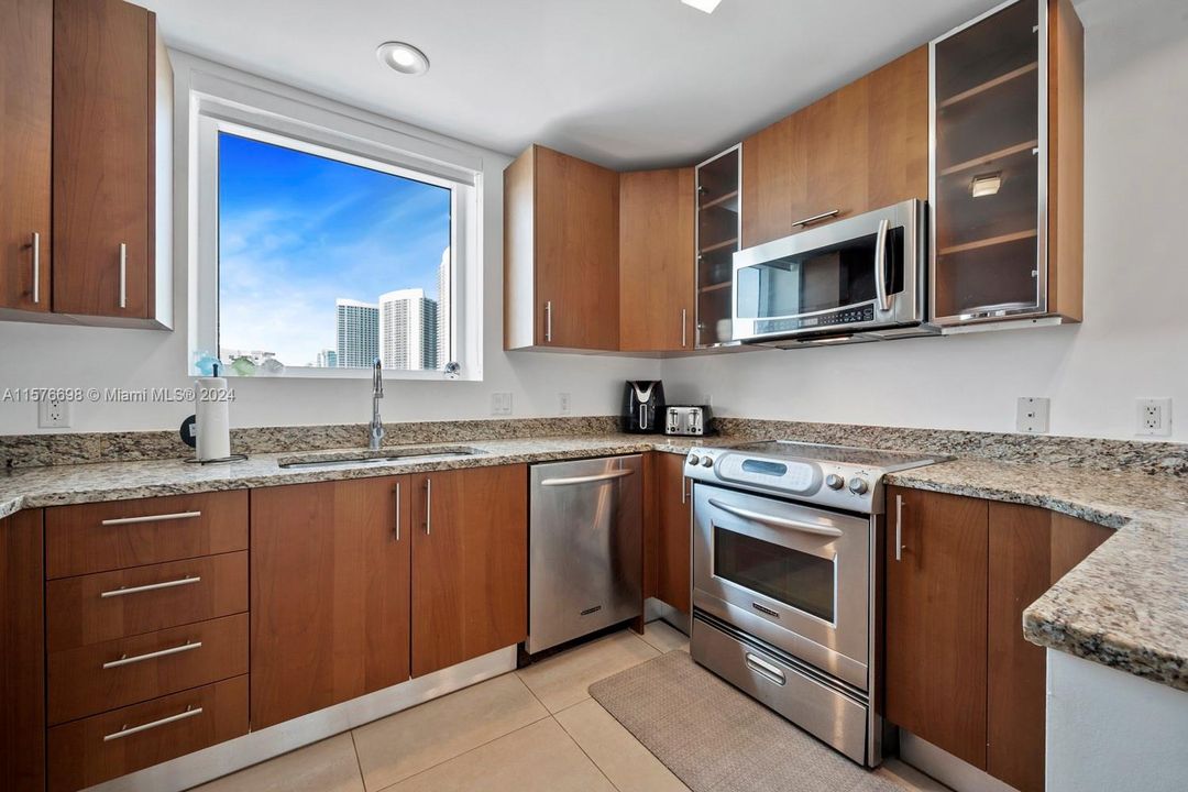 For Sale: $725,000 (2 beds, 2 baths, 1341 Square Feet)