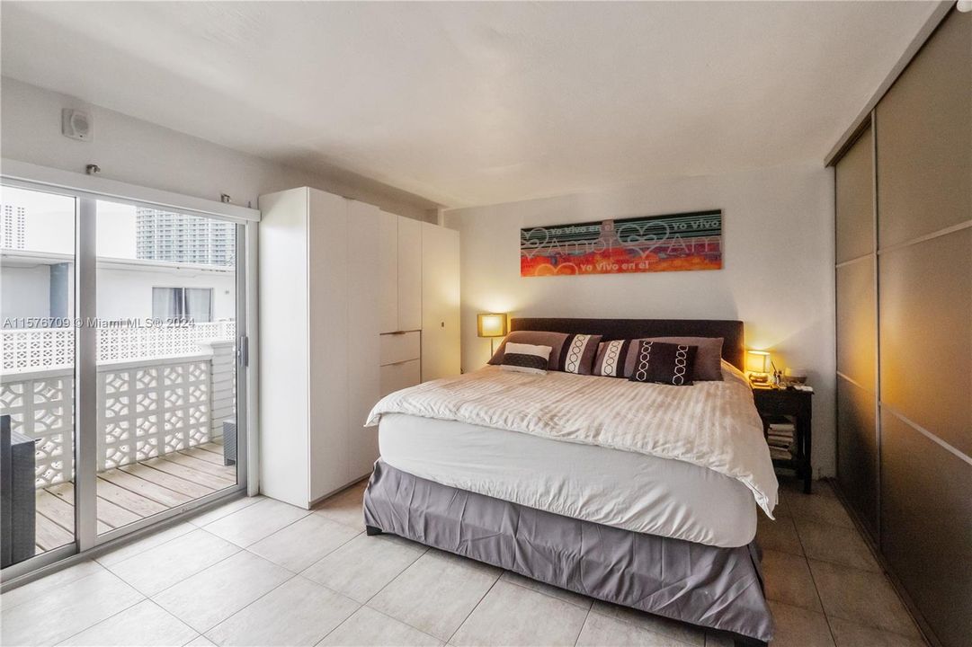 Active With Contract: $2,400 (1 beds, 1 baths, 667 Square Feet)
