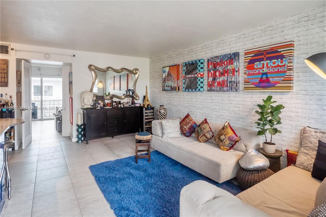 Active With Contract: $2,400 (1 beds, 1 baths, 667 Square Feet)