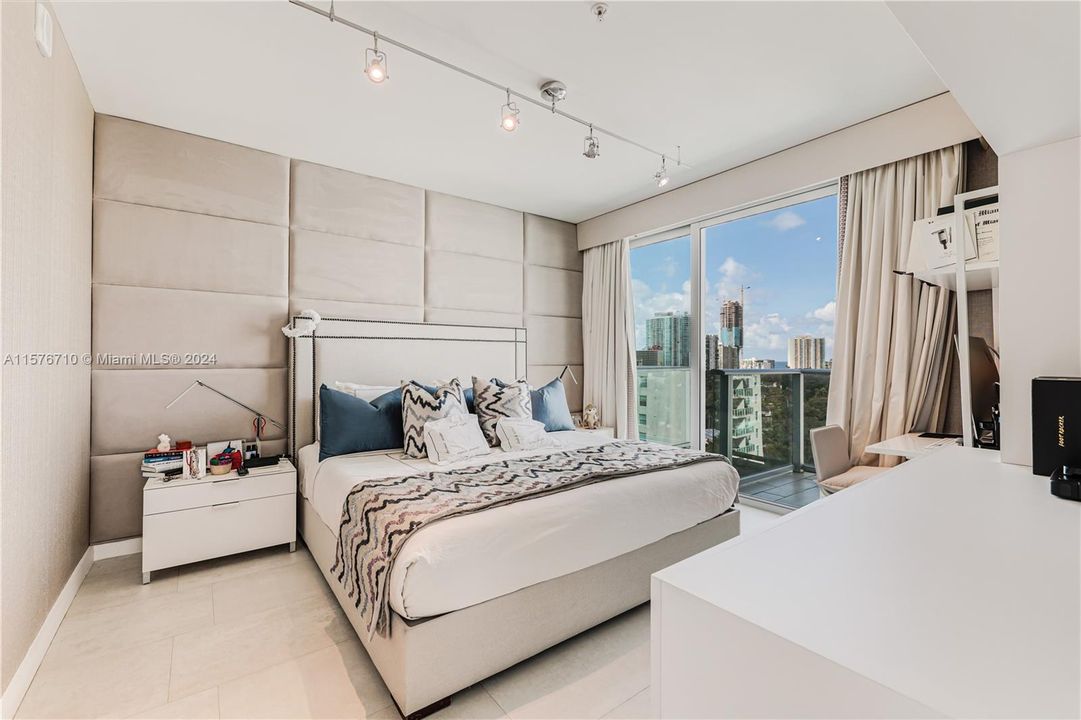 For Sale: $975,000 (2 beds, 2 baths, 1236 Square Feet)