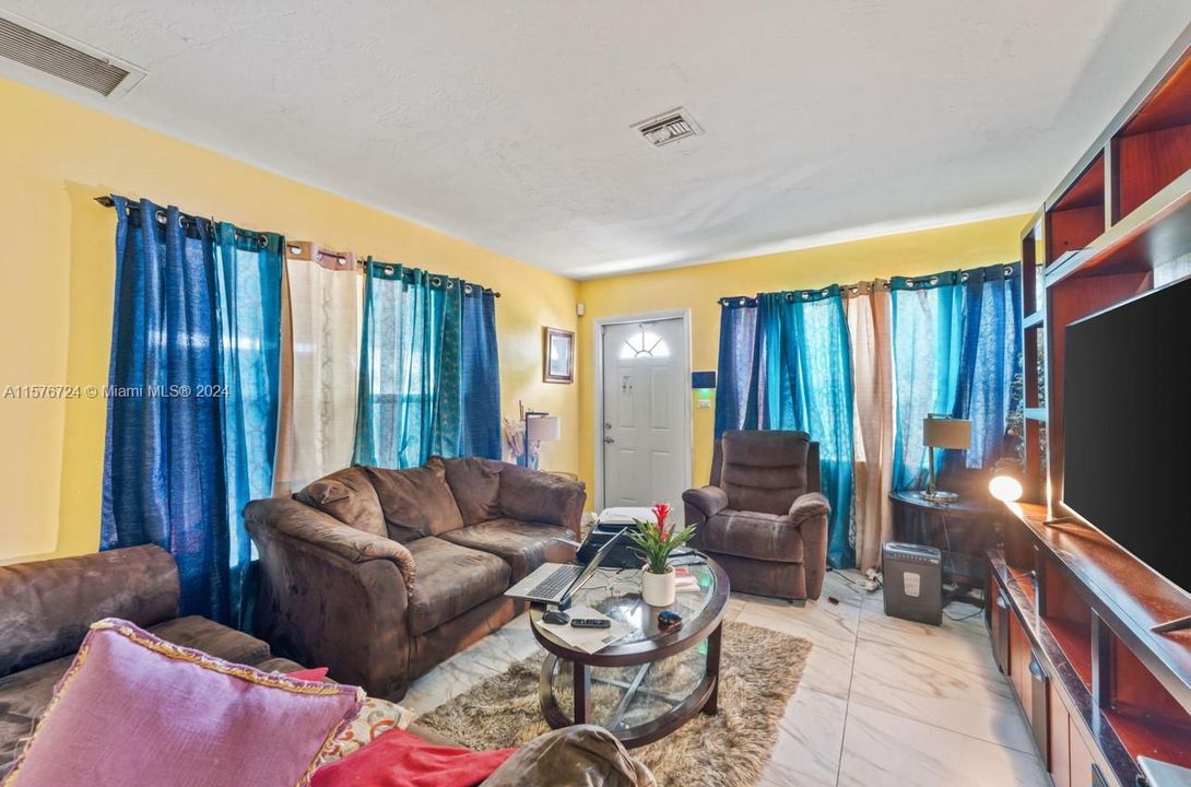 For Sale: $410,000 (3 beds, 1 baths, 912 Square Feet)
