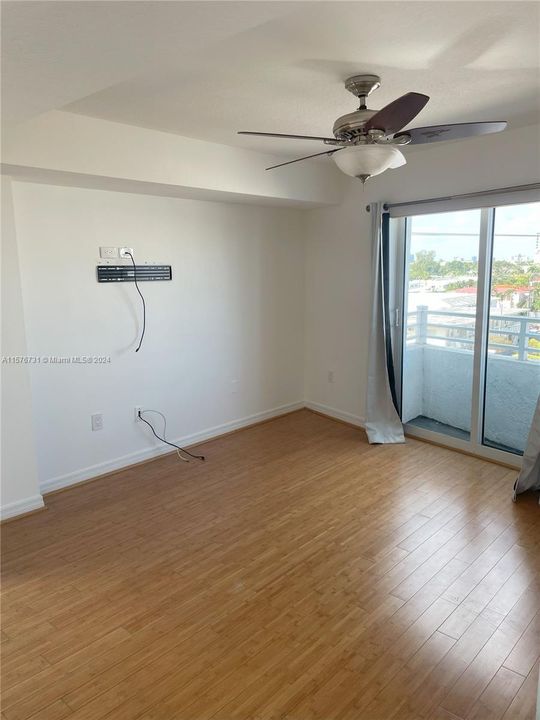 Active With Contract: $3,450 (2 beds, 2 baths, 981 Square Feet)