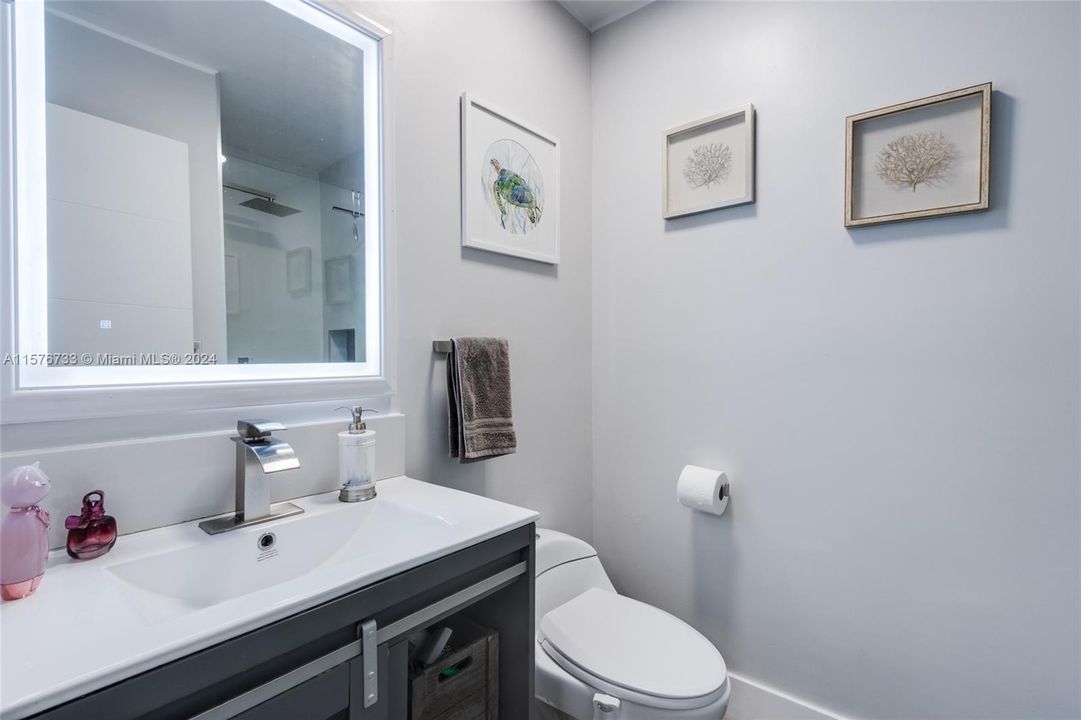 For Sale: $374,000 (2 beds, 2 baths, 870 Square Feet)