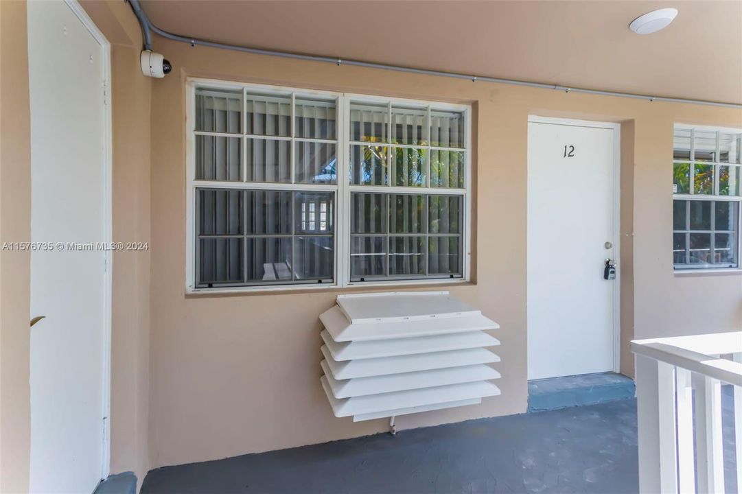 For Sale: $379,000 (2 beds, 2 baths, 841 Square Feet)