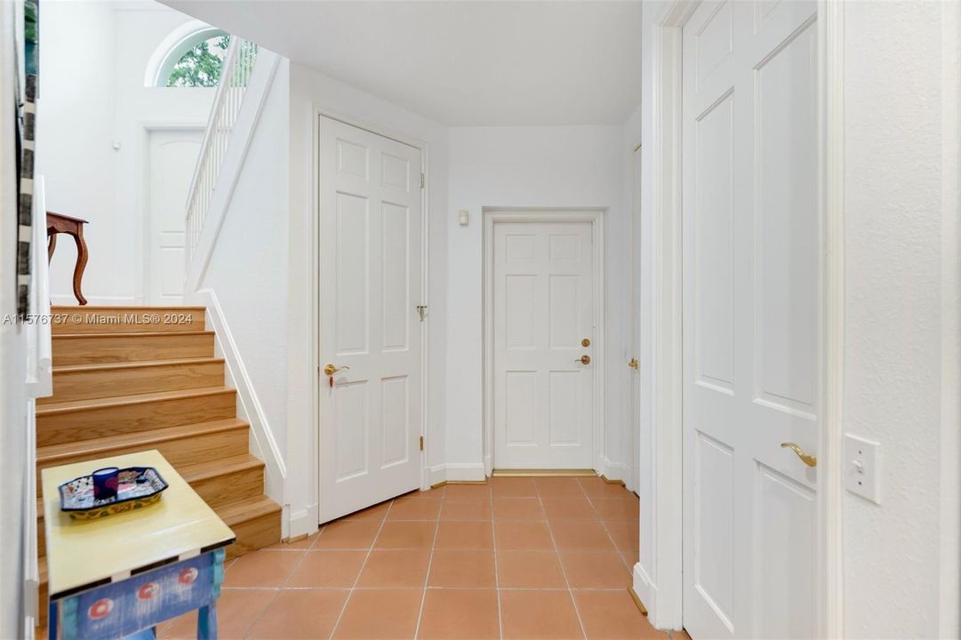 最近售出: $1,296,000 (3 贝兹, 3 浴室, 2815 平方英尺)