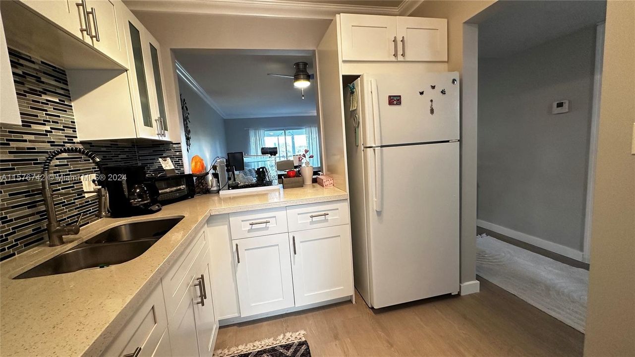 For Sale: $189,000 (1 beds, 1 baths, 744 Square Feet)