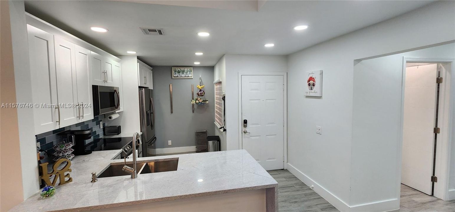 For Sale: $405,000 (2 beds, 2 baths, 971 Square Feet)