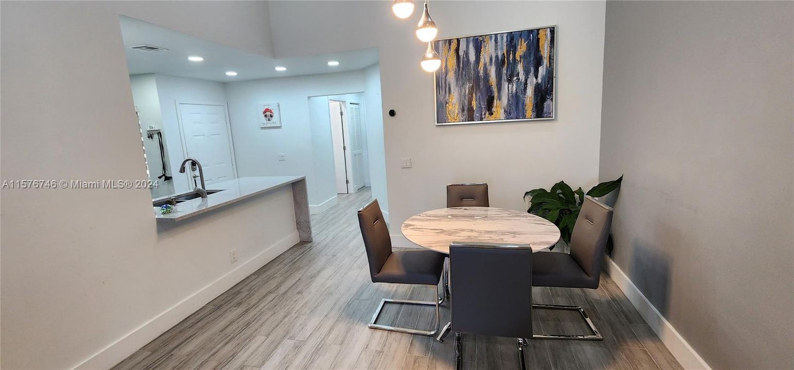 For Sale: $405,000 (2 beds, 2 baths, 971 Square Feet)
