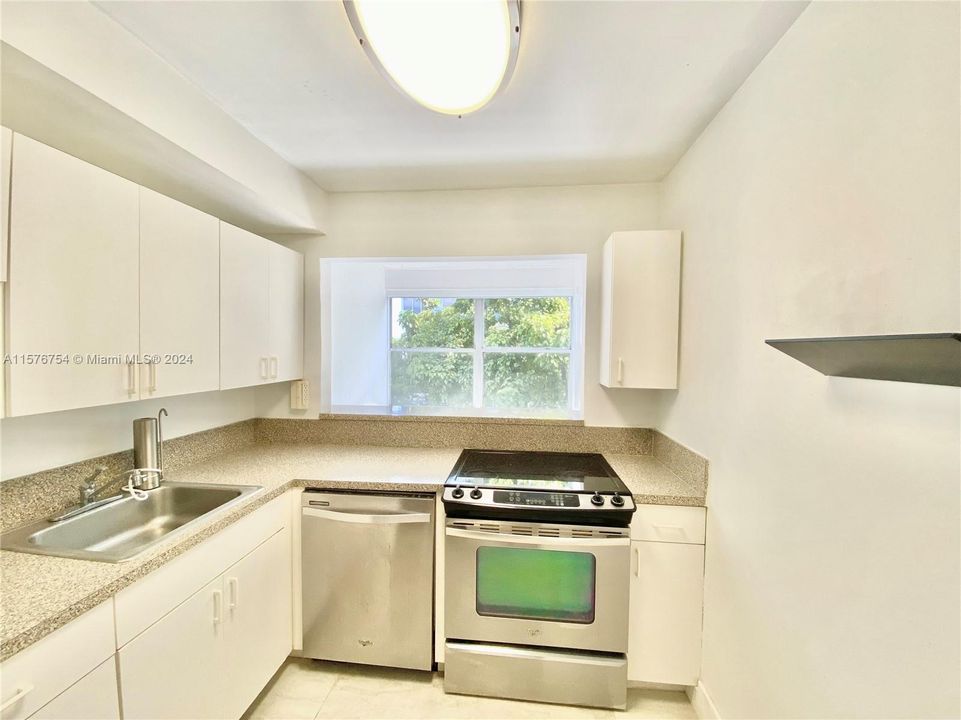 For Rent: $2,500 (2 beds, 2 baths, 892 Square Feet)