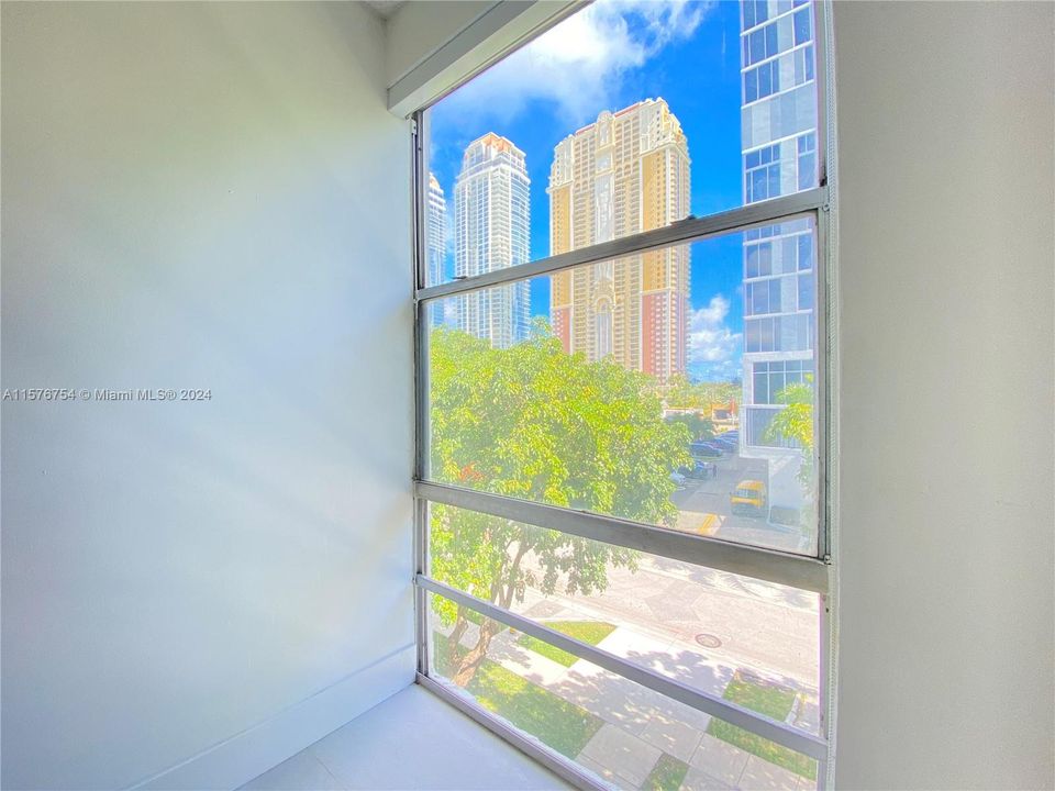 For Rent: $2,500 (2 beds, 2 baths, 892 Square Feet)