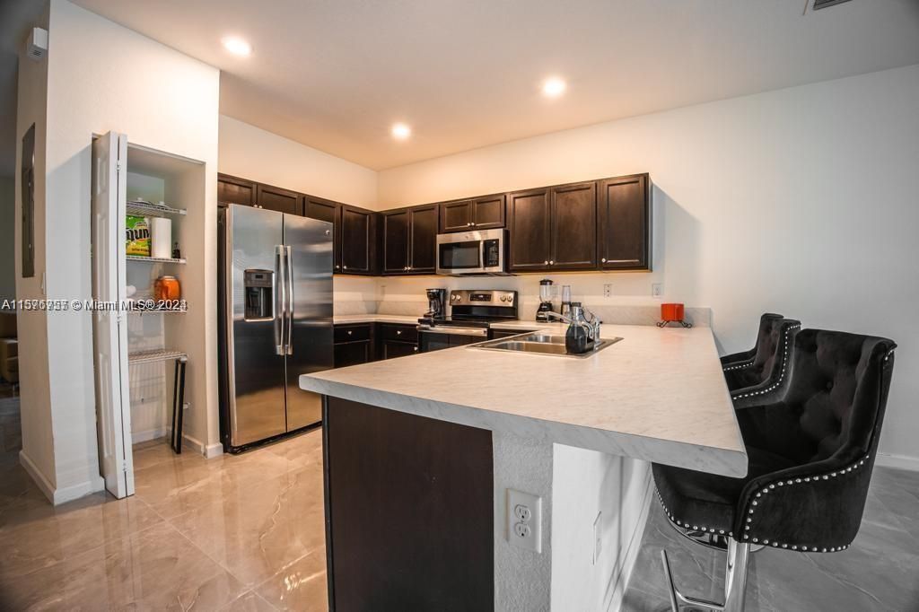 For Sale: $415,000 (2 beds, 2 baths, 1422 Square Feet)