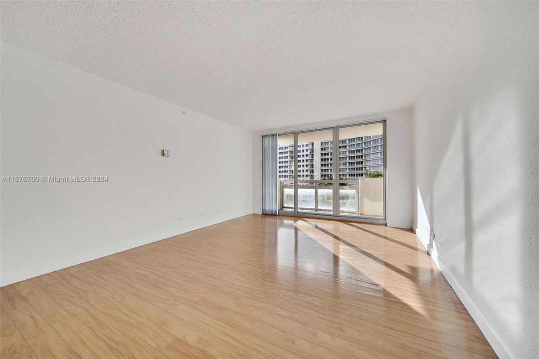 Active With Contract: $2,973 (1 beds, 1 baths, 786 Square Feet)