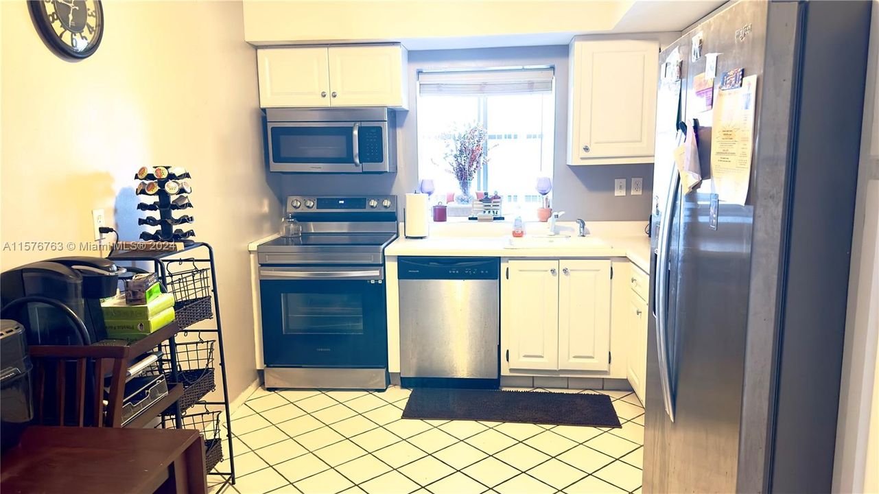 For Sale: $325,000 (2 beds, 1 baths, 1075 Square Feet)