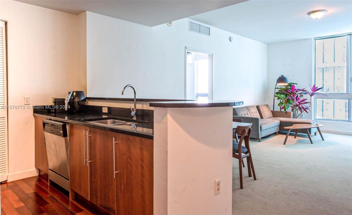For Sale: $600,000 (2 beds, 2 baths, 1034 Square Feet)