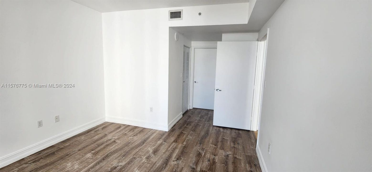 Active With Contract: $2,050 (1 beds, 1 baths, 742 Square Feet)