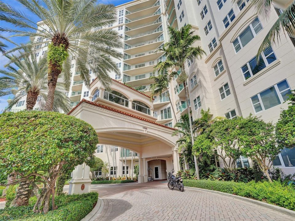 Active With Contract: $3,000 (1 beds, 1 baths, 900 Square Feet)