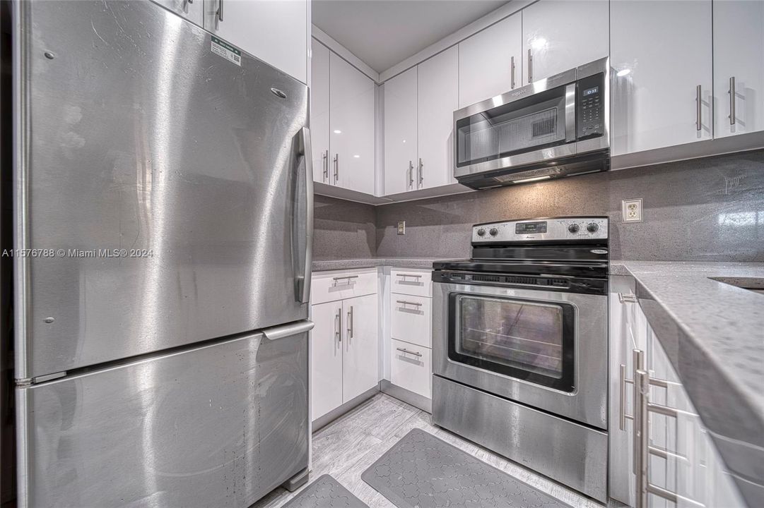 For Sale: $299,900 (1 beds, 1 baths, 762 Square Feet)