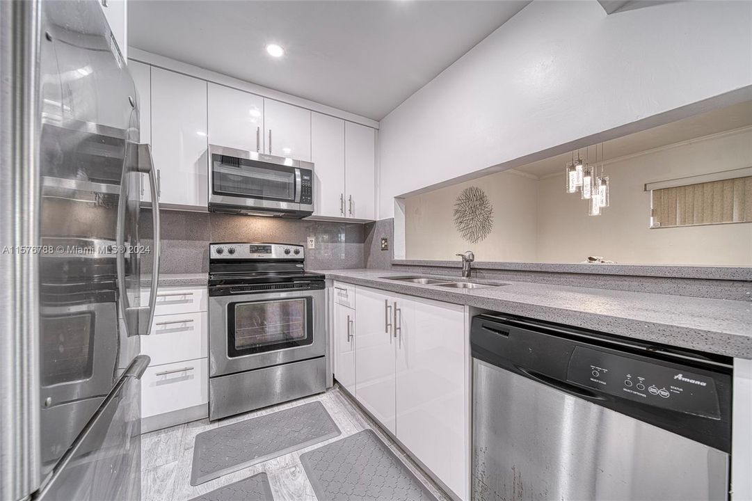 For Sale: $299,900 (1 beds, 1 baths, 762 Square Feet)