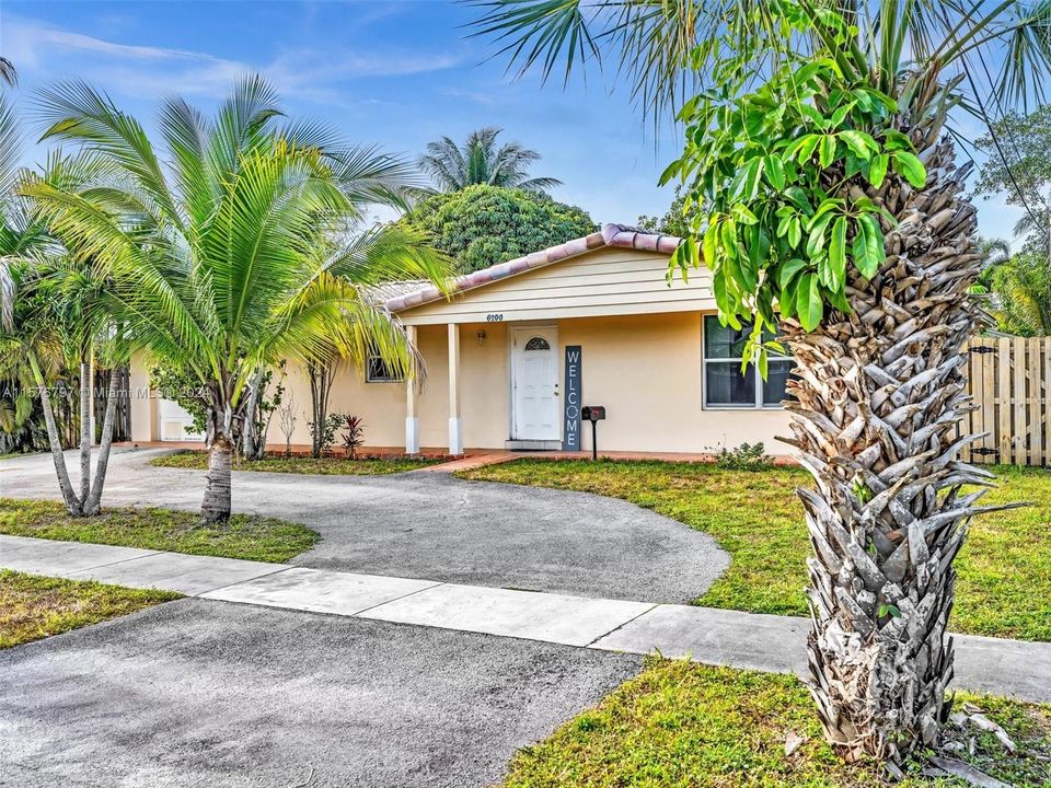 Active With Contract: $499,900 (4 beds, 2 baths, 1890 Square Feet)