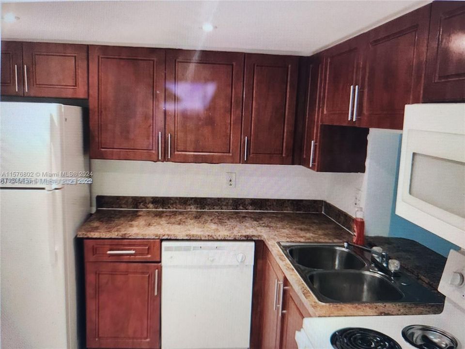 For Sale: $159,000 (2 beds, 1 baths, 878 Square Feet)