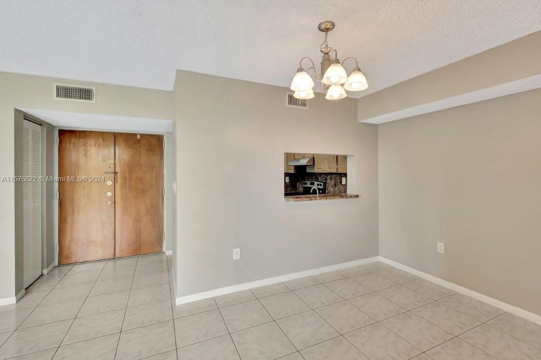 For Sale: $279,900 (2 beds, 2 baths, 898 Square Feet)