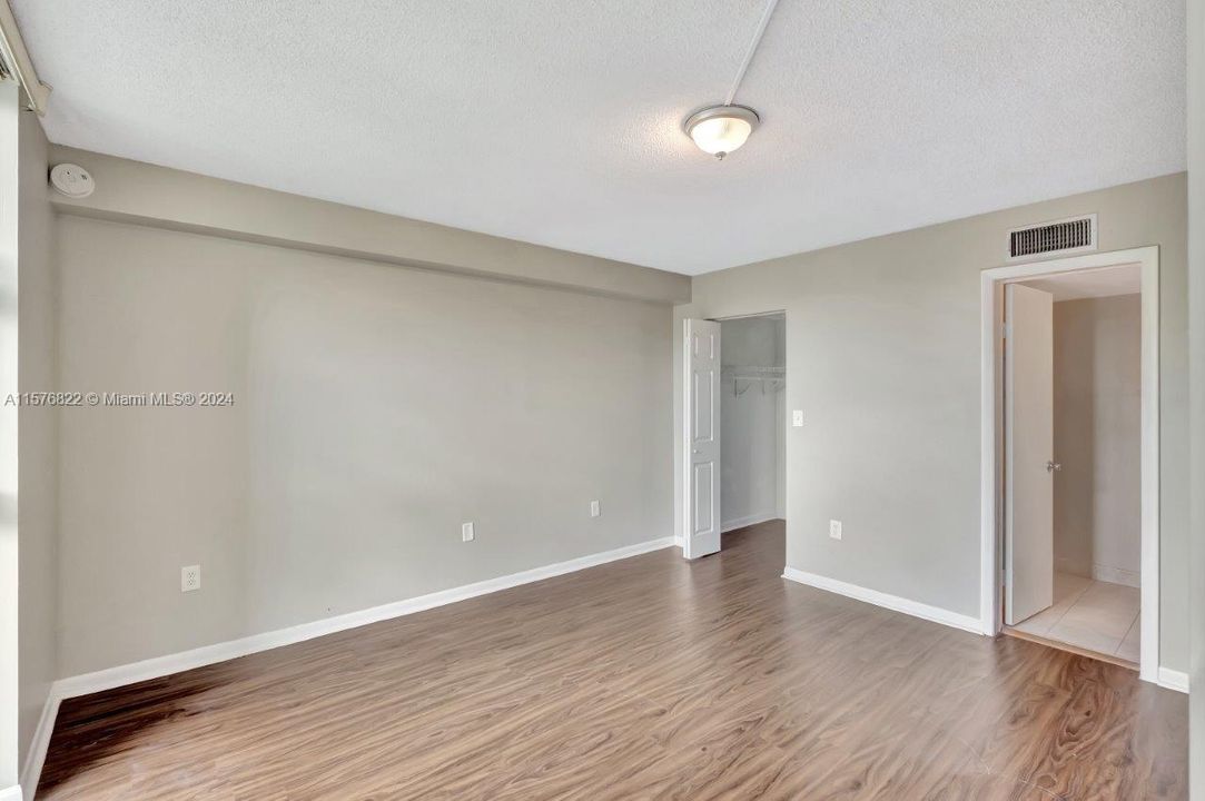 Active With Contract: $249,900 (2 beds, 2 baths, 898 Square Feet)