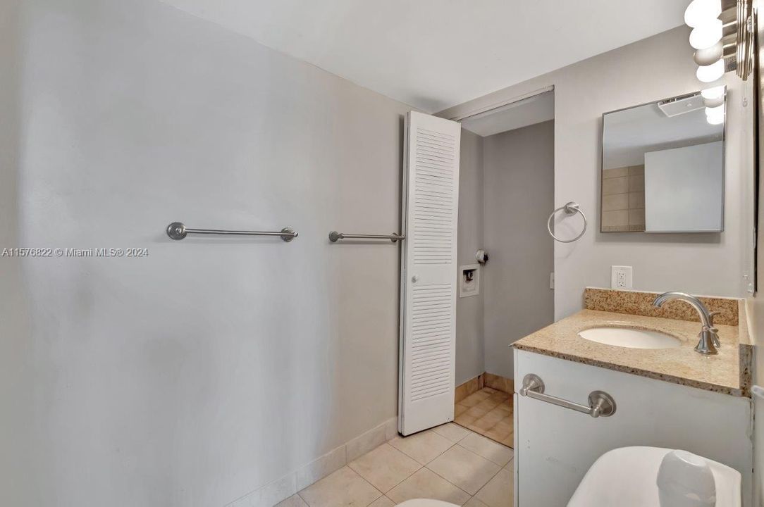 Active With Contract: $249,900 (2 beds, 2 baths, 898 Square Feet)