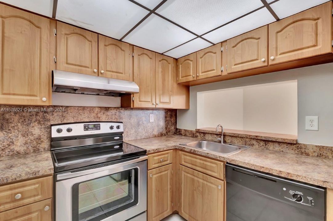 For Sale: $279,900 (2 beds, 2 baths, 898 Square Feet)