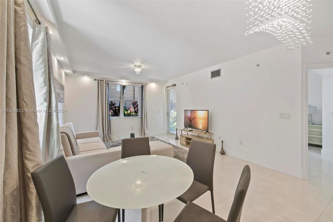 For Sale: $550,000 (2 beds, 2 baths, 934 Square Feet)