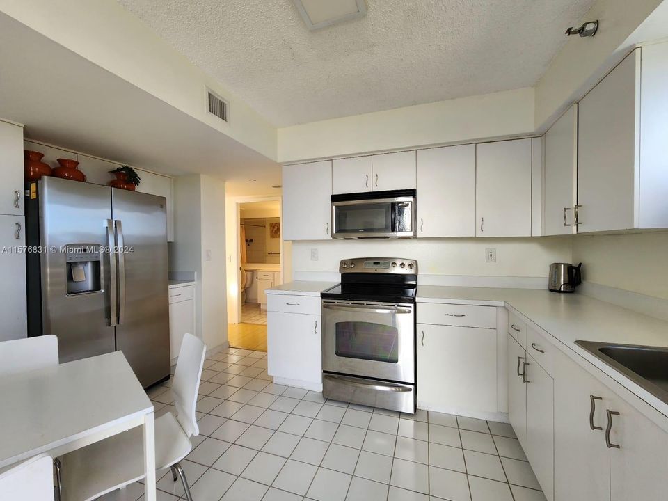 For Rent: $3,200 (2 beds, 2 baths, 1271 Square Feet)