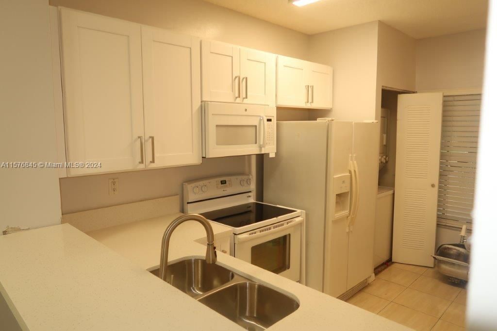 For Sale: $372,500 (2 beds, 2 baths, 1024 Square Feet)
