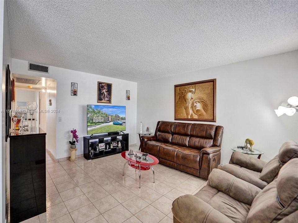 For Sale: $225,000 (2 beds, 1 baths, 953 Square Feet)