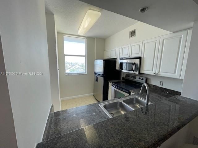 Active With Contract: $349,900 (2 beds, 2 baths, 840 Square Feet)