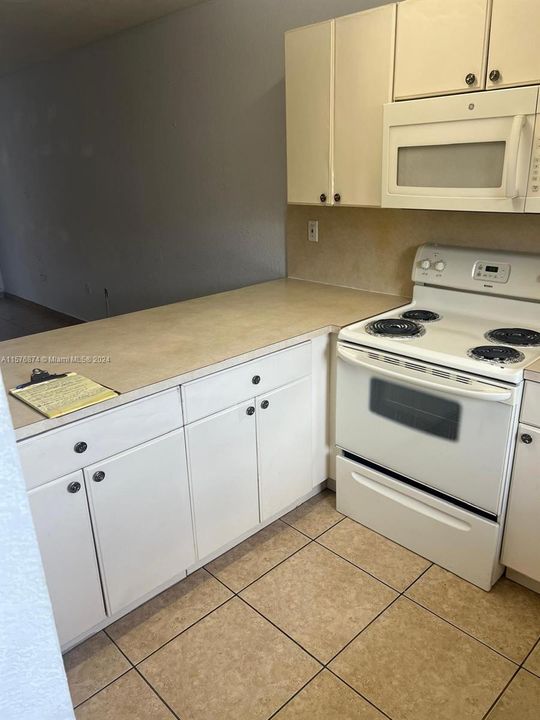 Recently Rented: $2,400 (2 beds, 1 baths, 994 Square Feet)