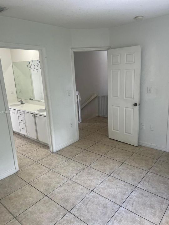 Recently Rented: $2,400 (2 beds, 1 baths, 994 Square Feet)