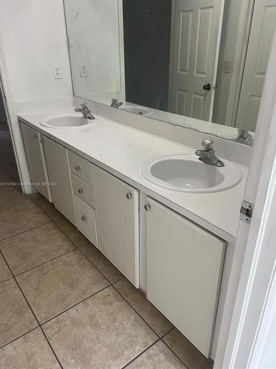 Recently Rented: $2,400 (2 beds, 1 baths, 994 Square Feet)