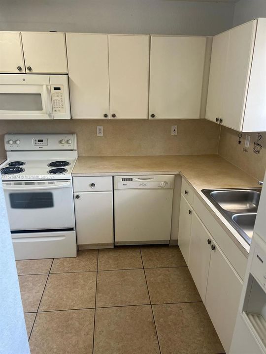 Recently Rented: $2,400 (2 beds, 1 baths, 994 Square Feet)