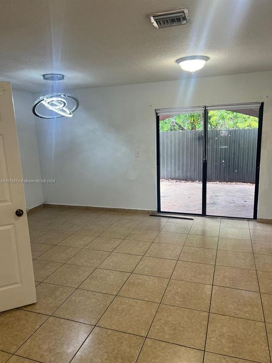 Recently Rented: $2,400 (2 beds, 1 baths, 994 Square Feet)