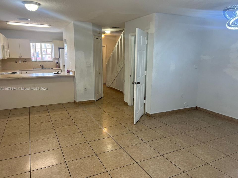Recently Rented: $2,400 (2 beds, 1 baths, 994 Square Feet)