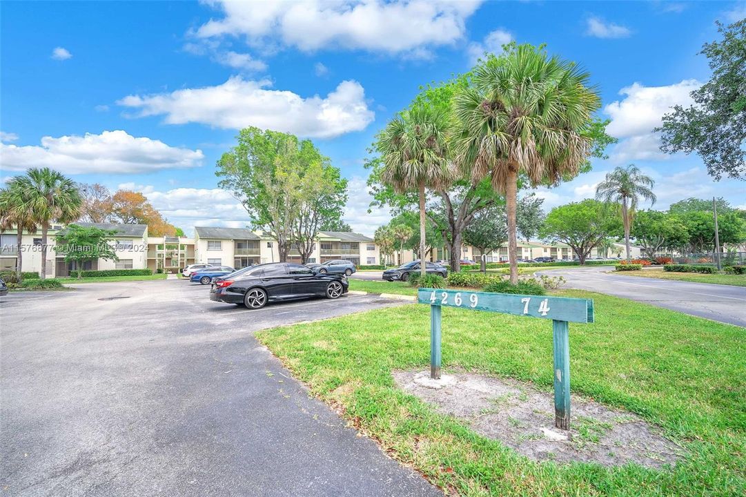 Active With Contract: $193,000 (2 beds, 2 baths, 1070 Square Feet)