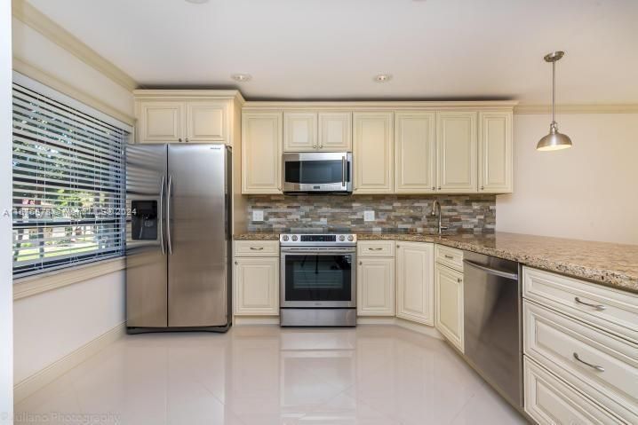 For Sale: $329,900 (2 beds, 2 baths, 1216 Square Feet)