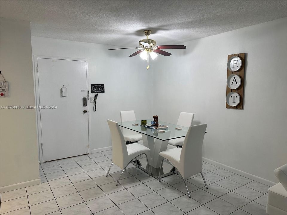 For Sale: $285,000 (1 beds, 1 baths, 700 Square Feet)