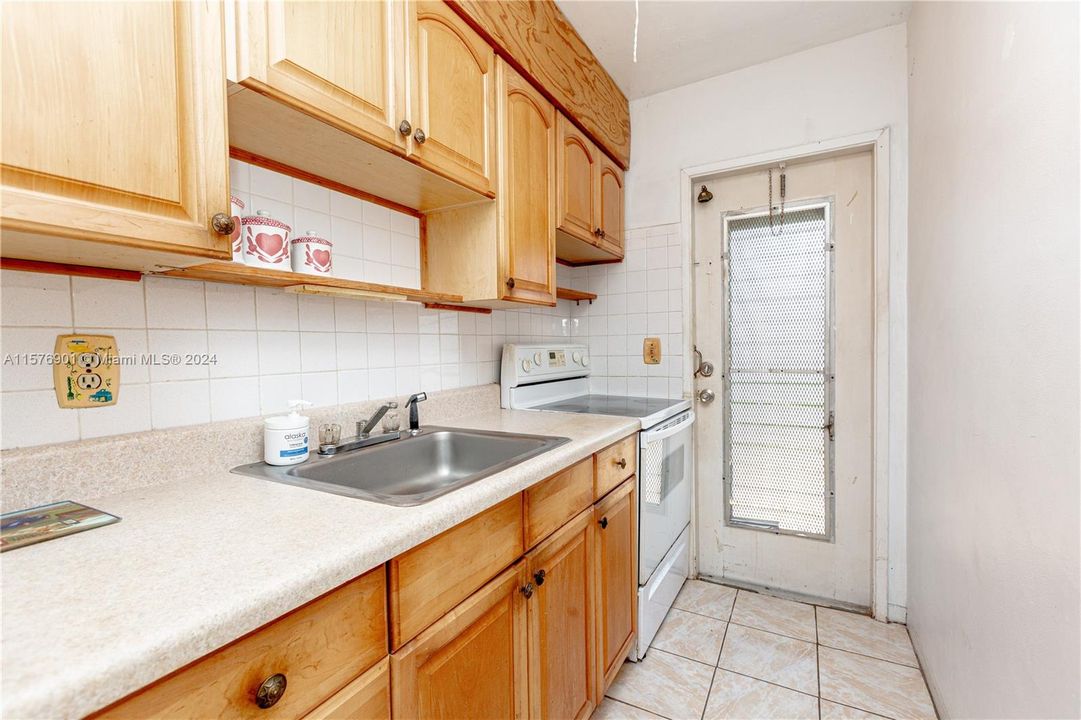 Active With Contract: $149,777 (1 beds, 1 baths, 580 Square Feet)