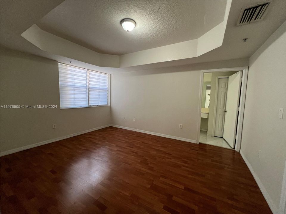 Active With Contract: $2,850 (3 beds, 2 baths, 1271 Square Feet)