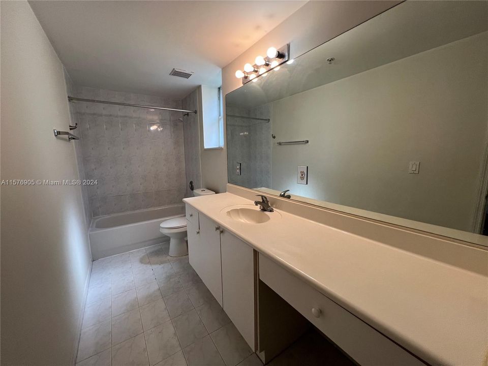 Active With Contract: $2,850 (3 beds, 2 baths, 1271 Square Feet)