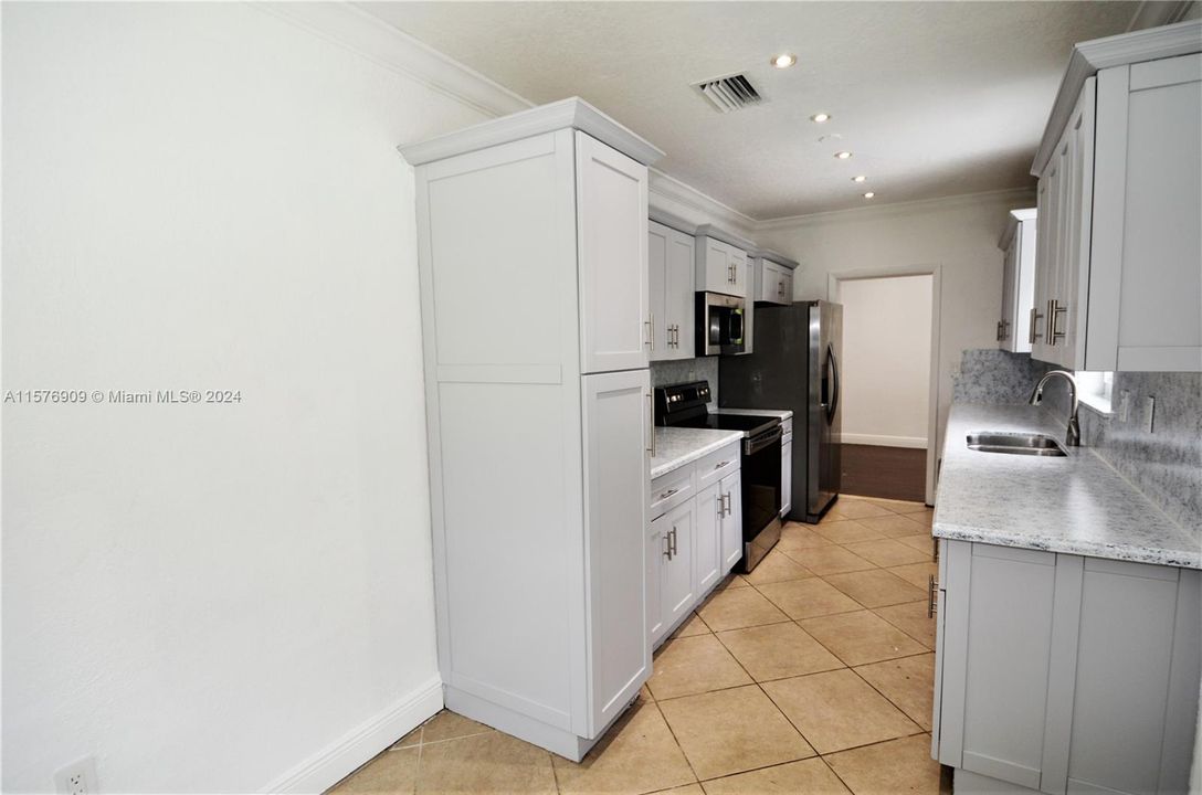 For Rent: $5,500 (3 beds, 2 baths, 1821 Square Feet)